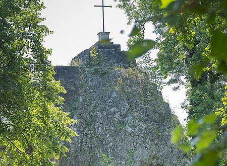 Spaziergänger am Mangoldfelsen in Donauwörth.