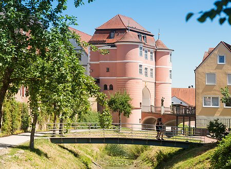 Blick auf das Rieder Tor mit davor verlaufender kleiner Wörnitz und einer Brücke über dieser