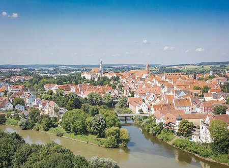 Luftaufnahme von Donauwörth mit seinen Kirchtürmen und dem Donauspitz, an dem die Flüsse Donau und Wörnitz zusammenfließen.