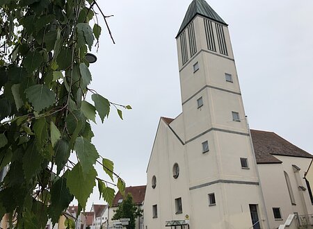 Außenblick auf die moderne evangelische Kirche.